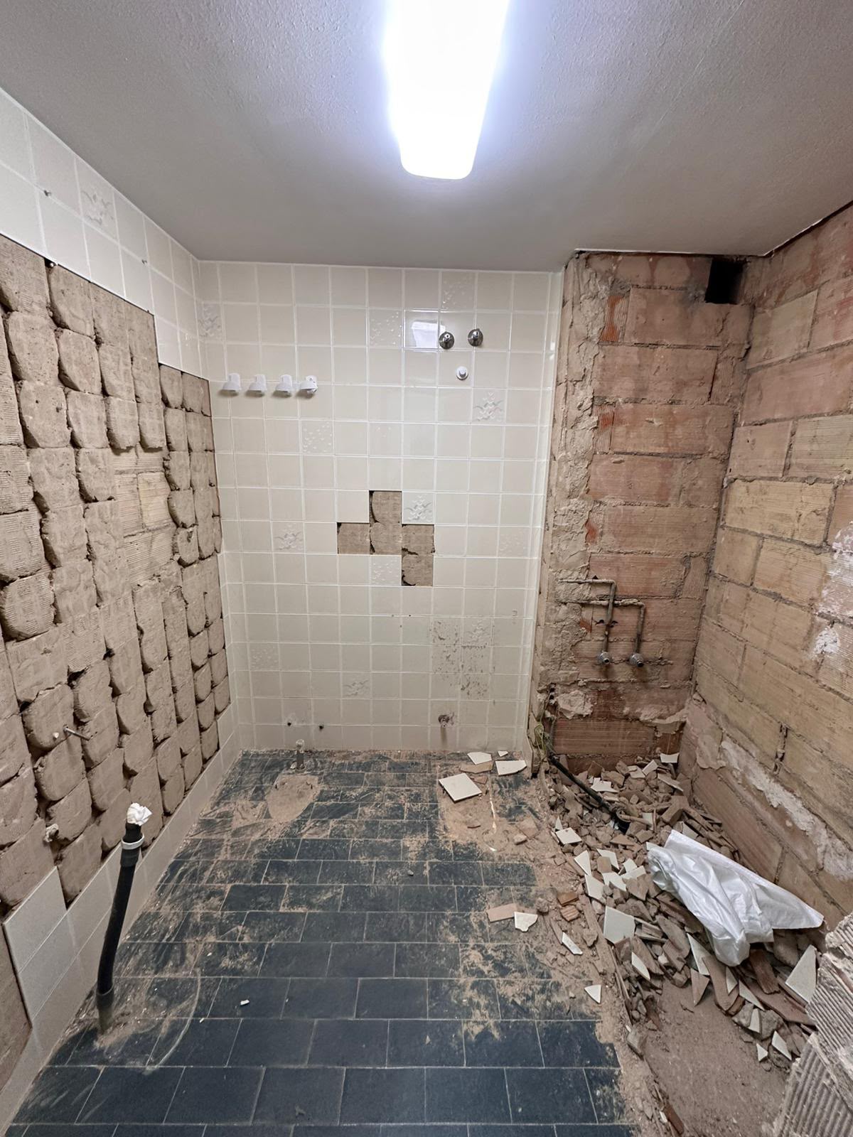 Fase de demolición de la reforma de baño