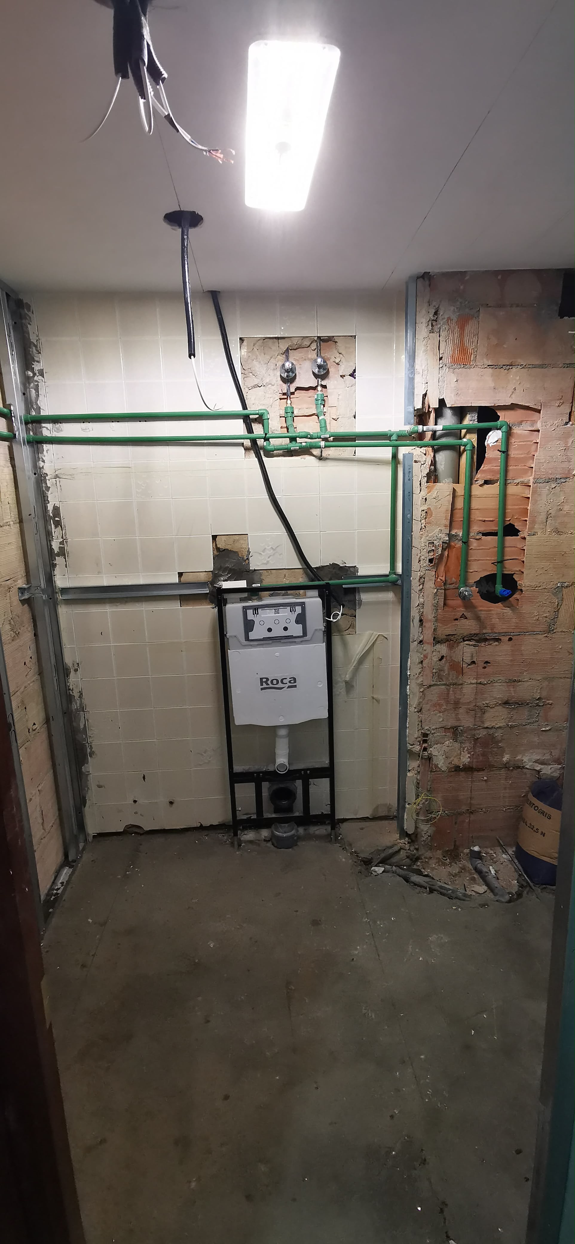 Nueva fontanería e instalación de inodoro suspendido